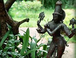 Vishnu Statuette with Traditional Thali